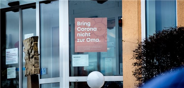 Pandemierat fordert besseren Schutz von Pflegeheimbewohnern Im Alten- und Pflegeheim in Bischberg bei Bamberg soll ein Plakat am Eingangstor mit der Aufschrift „Bring Corona nicht zur Oma“ Besucher sensibilisieren, Angehörige bestmöglich vor einer Infektion zu schützen. Laut Bundesärztekammer müssten aber vor allem Bund und Länder ihre Hausaufagben machen.