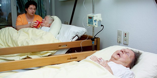 Demenzkranke landen unnötig oft in der Klinik Im Alter in der Klinik: Demenzkranke trifft es häufiger.