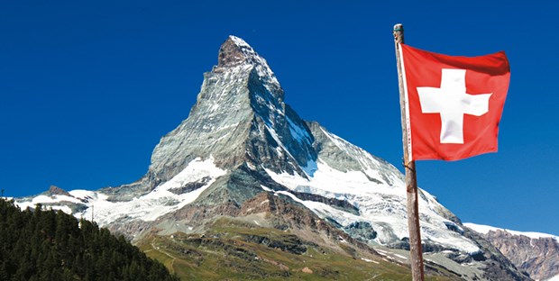 Gehaltsgrenze für Schweizer Klinikärzte? Im Angesicht des Matterhorns: Die Klinikärzte in der Schweiz sollen nach einem Vorschlag aus der Politik Gehaltsgrenzen erhalten.