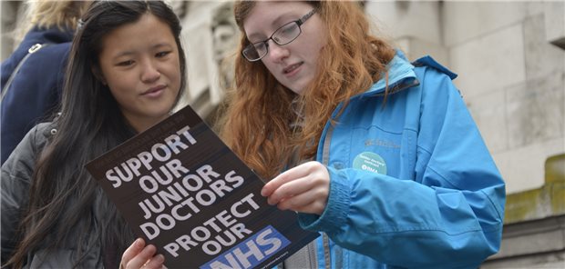 Im April streikten die Assistenzärzte schon einmal. Das Lohn-Angebot der Regierung ist ihnen nicht genug.