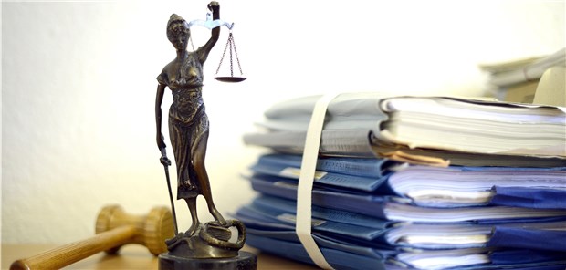 Im Arzthaftungsprozess müssen Gerichte für Aufklärung sorgen, etwa mithilfe von Gutachten.