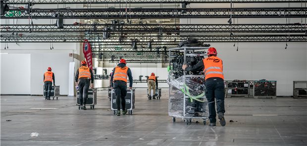 Bau neuer COVID-19 Klinik auf Messegelände gestartet Im Aufbau: Arbeiter bereiten auf der Baustelle des "Corona- Behandlungszenturm Jaffestraße" die Halle vor und installieren Licht, Strom und Sauerstoff-Versorgungseinrichtungen.