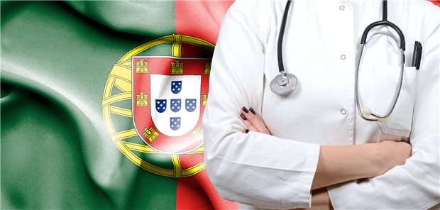 Portugals Ärzte streiken während der Weltjugendtage Ärztin vor portugiesischer Flagge.