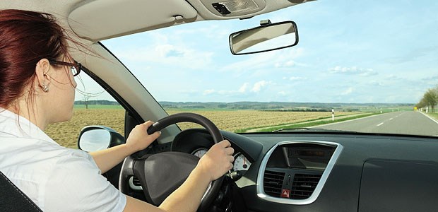 Wer viel Auto fährt, braucht Sonnencreme Im Auto lauert die Gefahr für Hautkrebs.