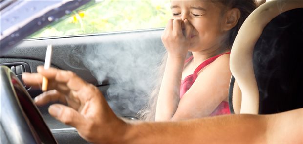 Im Auto rauchen, wenn Kinder an Bord sind: Das sollte nach dem Willen des Bundesrats künftig Geldbußen bis zu 3000 Euro nach sich ziehen.