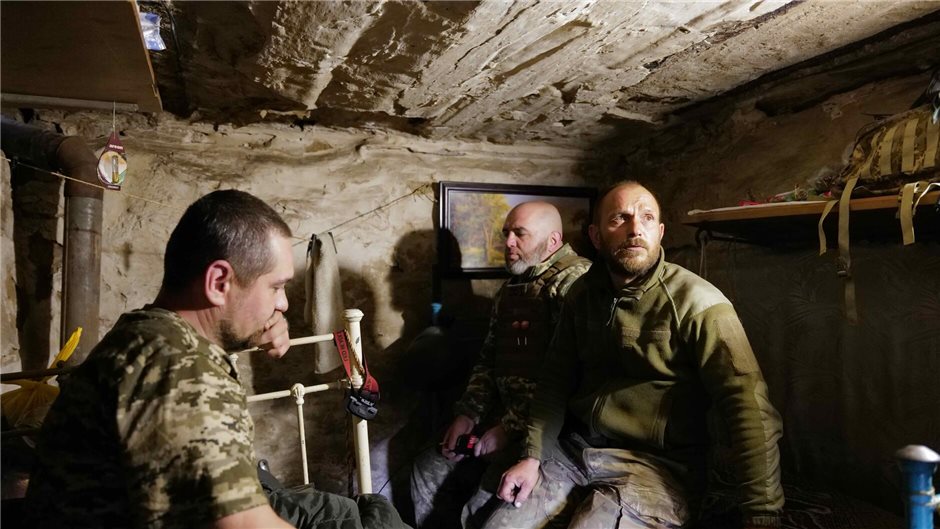 Im Behelfsbunker an der Bachmut-Front: Soldaten lauschen den Geräuschen der Eins...