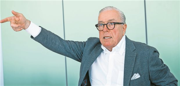 „Im Bereich der privatärztlichen Leistungen gehört es zu den Aufgaben des Gesundheitsministers, eine adäquate, der Zeit angemessene, auch den inhaltlichen Herausforderungen angemessene Gebührenordnung des freien Berufs der Ärzteschaft zu erlassen“: BÄK-Präsident Dr. Klaus Reinhardt.
