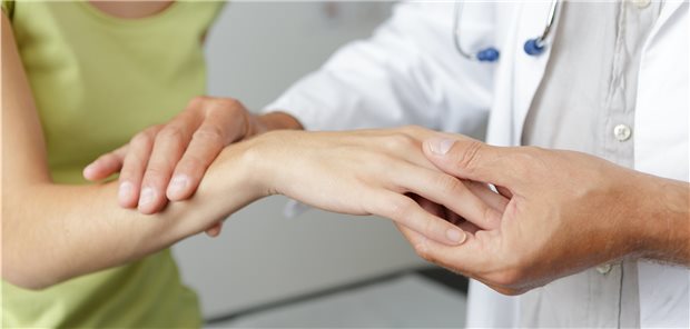 Empfehlungen aktualisiert zur Rheuma-Therapie in Corona-Zeiten Untersuchung der Hand auf Rheumaanzeichen.