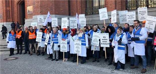 ÖGD in Berlin mangelt es an Hygienikern Im Dezember vergangenen Jahres hatten ÖGD-Ärzte vor dem Roten Rathaus in Berlin für eine bessere Bezahlung demonstriert.