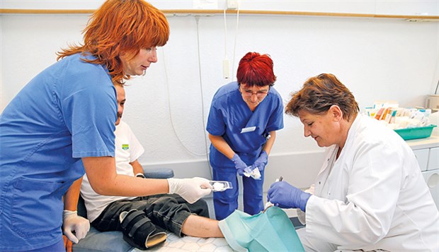 Bessere Hilfe bei Diabetes Im Diabetes-Netzwerk versuchen sich Klinik und Praxen zu ergänzen. Dazu gehört die regelmäßige Fußsprechstunde von Dr. Christine Pietsch (rechts).
