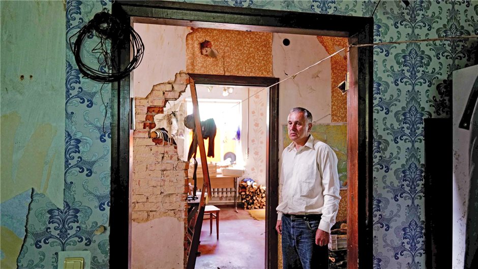 Im Dorf Kamjanka lebt der 62-jährige Vasyl in den Trümmern seines Wohnhauses. In...