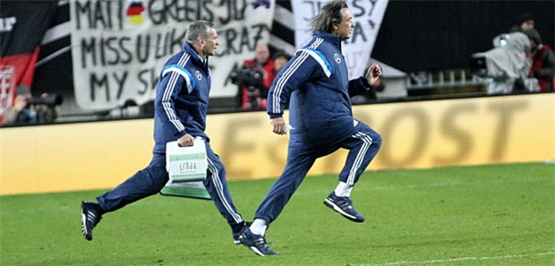 Mannschaftsärzte schmeißen hin Im Einsatz: Dr. Hans-Wilhelm Müller-Wohlfahrt (rechts), Mannschaftsarzt der deutschen Nationalmannschaft und bis Donnerstag auch beim FC Bayern München. Jezt kam es zum Bruch mit dem Verein.