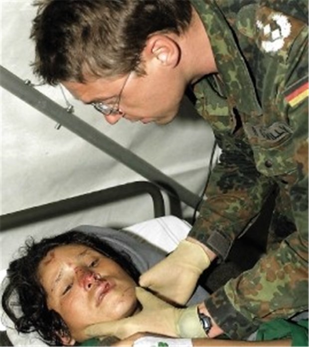 Bundeswehrärzte warnen vor Kollaps Im Einsatz: Ein Bundeswehrarzt versorgt eine Verletzte in Kabul.