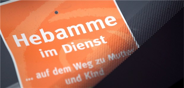Warum viele Frauen auf eine Hebamme verzichten Im Einsatz: Eine Hebamme hat das Schild „Hebamme im Dienst“ in Köln hinter die Windschutzscheibe ihres geparkten PKW gelegt,