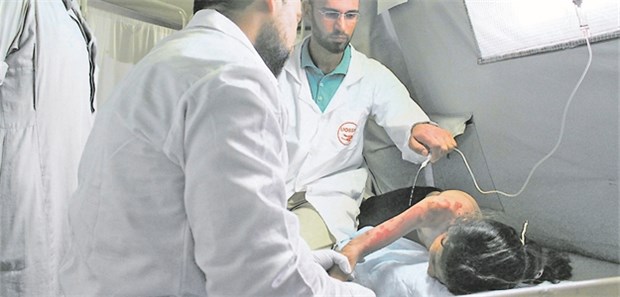 Syrische Ärzte helfen Syrern in Not Im Einsatz für ein verletztes Kind: UOSSM-Ärzte im Kriegsgebiet.