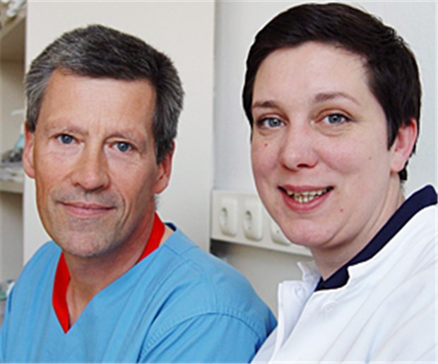 Die Arbeit der Hausärzte in der Notaufnahme Im Einsatz in der Hausarztpraxis der MHH-Notaufnahme: Dr. Stephan Bortfeldt, Hausarzt, und Rosa-Marie Apel, Assistentin der Allgemeinmedizin.