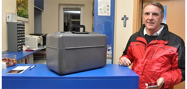 'Die einzige Regel im Notdienst ist: Es gibt keine' Im Einsatz mit der leuchtend roten Jacke: Dr. Stanislaw Nawka vom Hamburger Notdienst.
