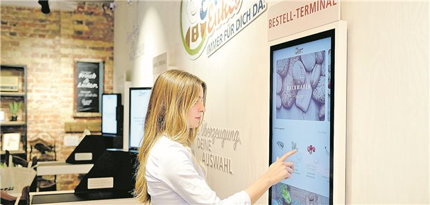 Im Supermarkt einkaufen ganz ohne menschlichen Kontakt Im „Emmas Enkel“ Concept Store in Stuttgart sind 500 Artikel des täglichen Bedarfs rund um die Uhr an sieben Tagen in der Woche verfügbar. Per Touchscreen bestellt, kommt die Ware über das Laufband aus der Box.