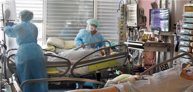 Schutz vulnerabler Gruppen bei Corona-Triage: Zwei Intensivmediziner sollen entscheiden Im Fall einer pandemiebedingten Knappheit der Intensiv-Kapazitäten sollen bei einer Triage behinderte Menschen besonders geschützt sein. Dazu liegt jetzt ein Gesetzentwurf vor (Symbolbild).