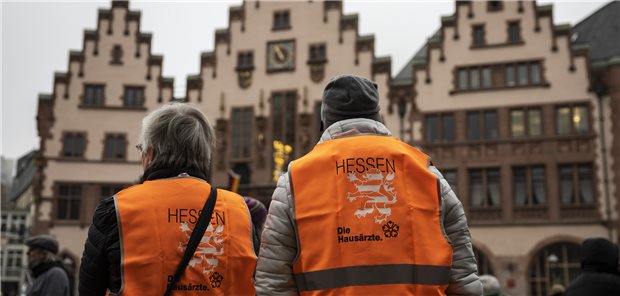 Erneuter Aufruf zum Protesttag an Hessens Vertragsärzte Im Februar hatten sich niedergelassene Ärzte aus ganz Hessen noch zum Protest auf dem Frankfurter Römerberg versammelt, an diesem Mittwoch soll es bei geschlossenen Praxen als Zeichen des Unmuts bleiben.