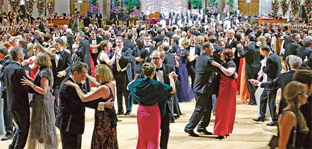 Atemlos durch die Nacht Im Festsaal geht die Post ab.