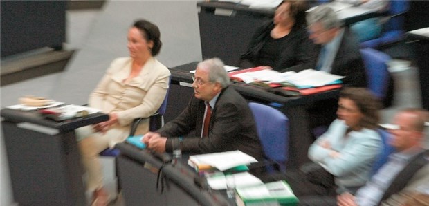 Vom Recht auf Leben und auf Sterben - wie der Bundestag den Patientenwillen buchstabiert Im Fokus des Interesses: Der Initiator des Gesetzesantrags zu Patientenverfügungen, Joachim Stünker (SPD).