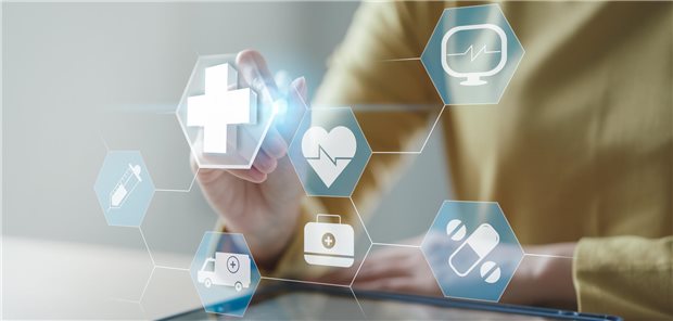 Das Foto zeigt ein digitales Display mit verschiedenen Icons, beispielsweise eine Spritze oder eine Tablette.