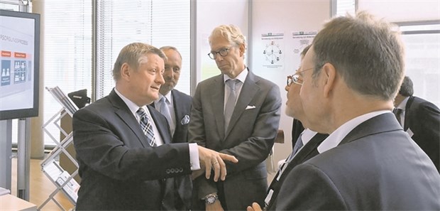 KBV-Chef Gassen fordert klares Bekenntnis zur Niederlassung Im Gespräch: Bundesgesundheitsminister Hermann Gröhe (CDU) diskutierte am Mittwoch unter anderem mit KBV-Vize Dr. Stephan Hofmeister und KBV-Chef Dr. Andreas Gassen (von links) die Zukunft der Versorgung.