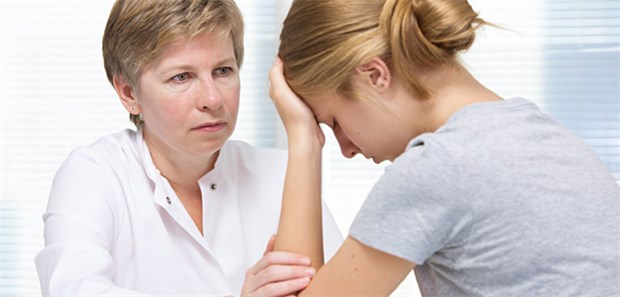 Hausärzte sind Ansprechpartner Nummer eins Im Gespräch ist Empathie gefragt, denn oft klagen depressive Patienten zunächst über körperliche Beschwerden.
