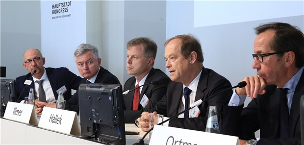 Forschung auch mit ambulanter Medizin Im Gespräch mit „Ärzte Zeitung“-Chefredakteur Wolfgang van den Bergh : BNHO-Chef Wolfgang Knauf und sein Vize Dr. Thomas Illmer, Professor Michael Hallek (Köln) und DKG-Präsident Professor Olaf Ortmann.
