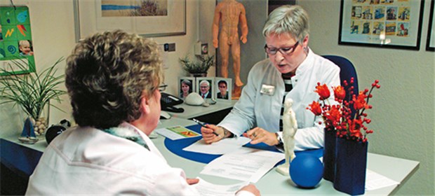 Im Gespräch mit Patienten lassen sich viele Dinge besprechen, die für die Therapietreue relevant sind.