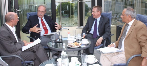 Im Gespräch mit der "Ärzte Zeitung": BAH-Vorsitzender Hans-Georg Hoffmann (2. v. l.) und Hauptgeschäftsführer Dr. Martin Weiser (3. v. l.).