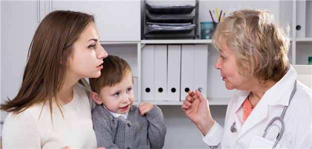 Im Gespräch mit impfkritischen Eltern sollten deren Bedenken direkt angesprochen werden.