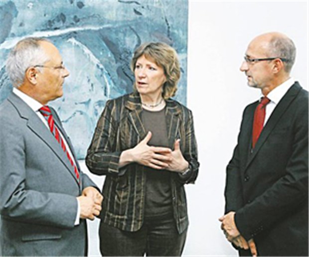 Der Stärkere wird siegen - das sollte uns Sorgen machen Im Gespräch mit vfa-Hauptgeschäftsführerin Birgit Fischer: Wolfgang van den Bergh (r.) und Helmut Laschet.
