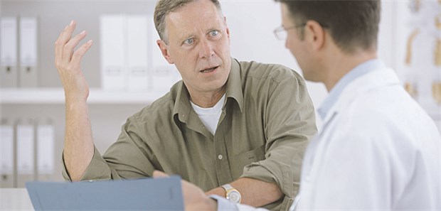 Im Gespräch sollten Ärzte auf Augenhöhe mit ihren Patienten bleiben, besonders wenn es um intime Themen wie Sexualität und damit verbundene Gesundheitsrisiken geht.