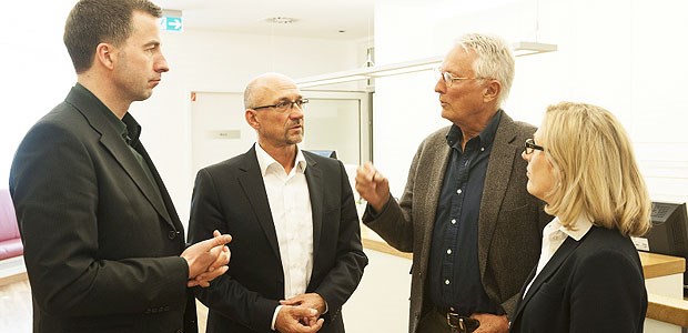 Im Gespräch (v.l.): Augenarzt Dr. Hanno Elsner, Wolfgang van den Bergh, Chefredakteur Ärzte Zeitung, Augenarzt Dr. Joachim Kienast und Caroline Roos, Leiterin Heilberufeberatung Deutsche Bank.