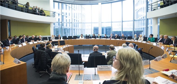 Coronavirus beschäftigt Bundestag Im Gesundheitsausschuss des Bundestages wurde am Mittwoch über die Alarmketten und Notfallpläne im Umgang mit dem neuen Coronavirus debattiert.