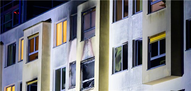 Nach Feuer in Krankenhaus: Stiftung Patientenschutz fordert Nachbesserungen beim Brandschutz in Klin Im Helios Klinikum Uelzen war am späten Donnerstagabend im dritten Stock der Klinik ein Feuer ausgebrochen, es hatte auf mehrere Patientenzimmer übergegriffen.