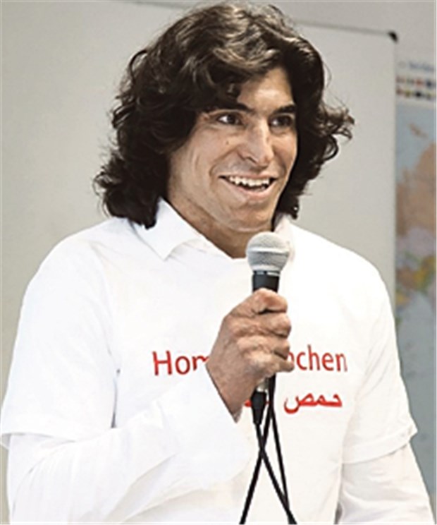Junger Syrer wagt den Schritt in die Praxis Im Herbst startet Ahmad Abbas seine Ausbildung zum MFA. Seinen neuen Chef hat er über den Syrischen Friedenschor kennengelernt.