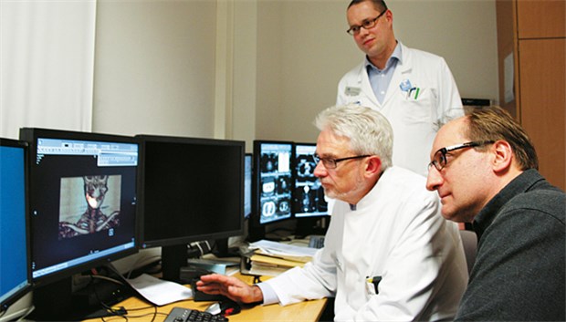 Im IGeL-Angebot inbegriffen: Gemeinsame Befundung in der Klinik für Nuklearmedizin in Frankfurt: Professor Frank Grünwald (l.), Oberarzt Dr. Marcus Middendorp (stehend) und der niedergelassene Gesichtschirurg Michael Nübler-Moritz.