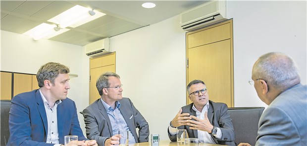 "Wir müssen den Patienten zum Souverän seiner Daten machen" Im Interview der Ärzte Zeitung: Gottfried Ludewig, Abteilungsleiter Digitalisierung und Innovation im Bundesgesundheitsministerium, Jens Baas, Vorstandsvorsitzender der TK, Hagen Pfundner, Roche Pharma AG mit Helmut Laschet (v.l.).