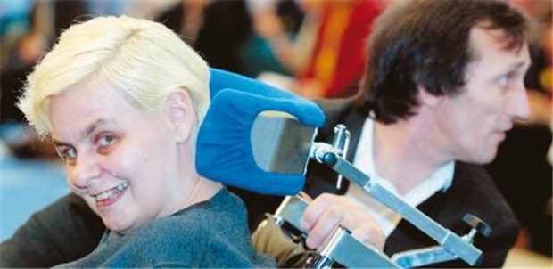 Assistierter Suizid entzweit die Experten Im Jahr 2001 wollte die schwerkranke Britin Diane Pretty mit Hilfe ihres Ehemanns Brian (rechts) sterben. Der Europäische Gerichtshof für Menschenrechte wies ihre Klage zurück. Ärzte lehnen die Beihilfe zum Suizid weiterhin strikt ab.