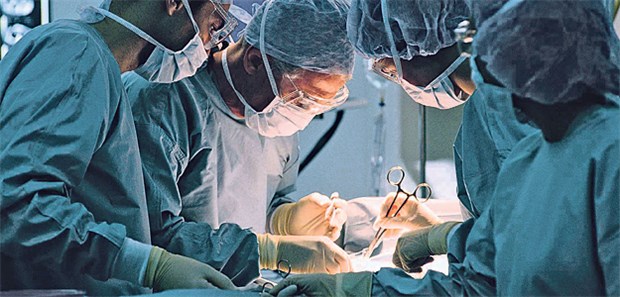TAVI läuft Herzklappen-Op den Rang ab Im Jahr 2008 erhielten noch 11205 Patienten ihre neue Aortenklappe auf dem Weg einer offenen Herzoperation; 2014 waren es nur noch 9953.