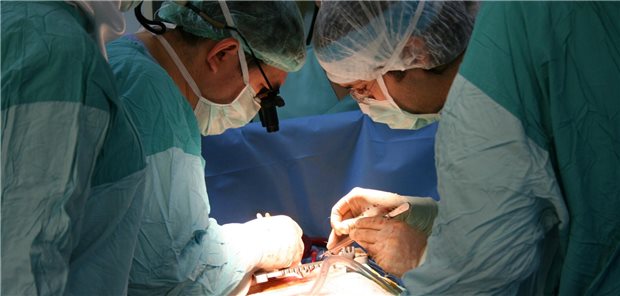 Krankenhausärzte bei einer Herzoperation.