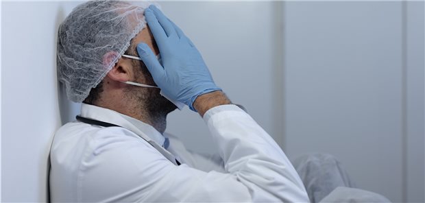 Im Job mit Corona infiziert? Während der Pandemie ist das für viele Beschäftigte im Gesundheitswesen Realität geworden – bis hin zur Anerkennung als Berufskrankheit Nr. 3101.