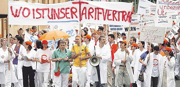 Marburger Bund lässt sich von Verdi scheiden Im Juni 2006 demonstrieren Ärzte des Städtischen Klinikums Frankfurt-Höchst für einen eigenen Tarifvertrag. Den bekommen sie bald darauf auch.