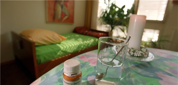 Kanton Wallis stimmt für Recht auf Sterbehilfe im Altenheim Im Kanton Wallis ist darüber abgestimmt worden, ob Pflegeheime und Kliniken Sterbehilfeorganisationen Zutritt gewähren müssen. (Symboldbild)
