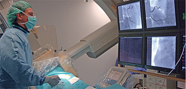 Im Katheterlabor: Die frühe invasive Abklärung eines akuten Koronarsyndroms ohne ST-Hebung ging zumindest mit einer niedrigeren Rate an nicht tödlichen Infarkten einher.