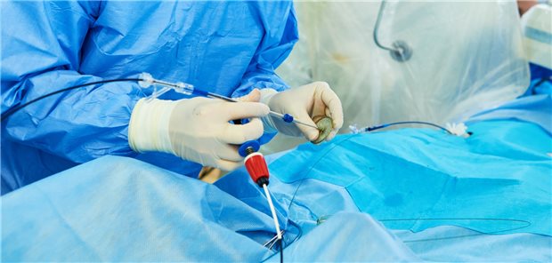 Im Katheterlabor: In einer aktuellen Metaanalyse hat ein routinemäßiges frühes Eingreifen in einer unselektierten Population von NSTE-ACS-Patienten keine prognostischen Vorteile gebracht. Im Vergleich zu einer verzögerten Strategie wurde das Sterberisiko der Patienten nicht signifikant beeinflusst.