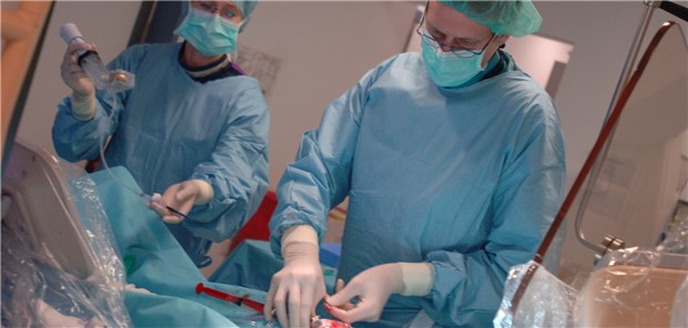 Im Katheterlabor: Schätzungsweise bei rund 20 Prozent aller Patienten mit PCI ist von einem hohen Blutungsrisiko auszugehen.